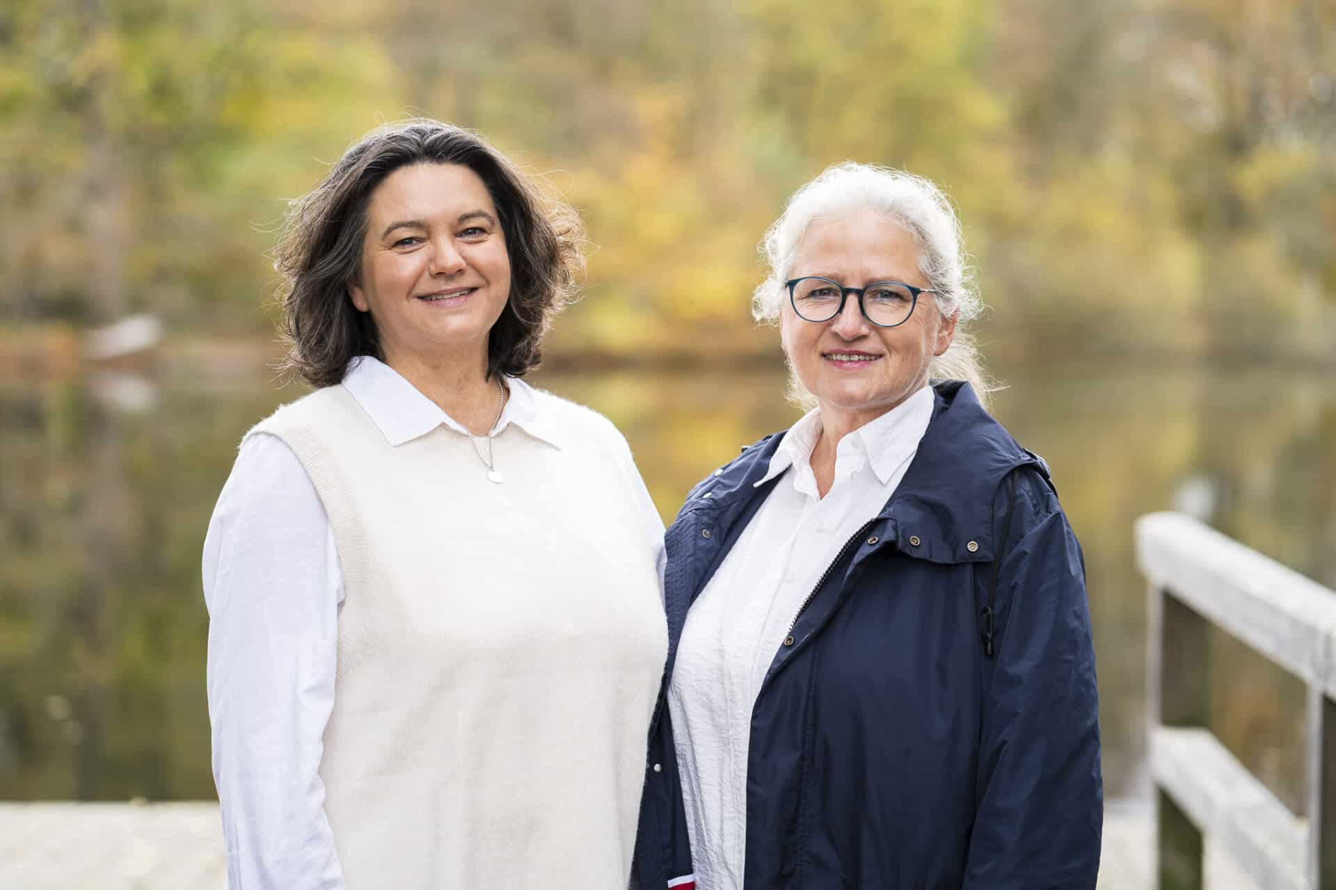 Mitarbeiterinnen der Immobilienverwaltung Immo.Being, Petra Scholz und Susanne Zoll auf einem Steg direkt am Wasser des Dümmer Sees.