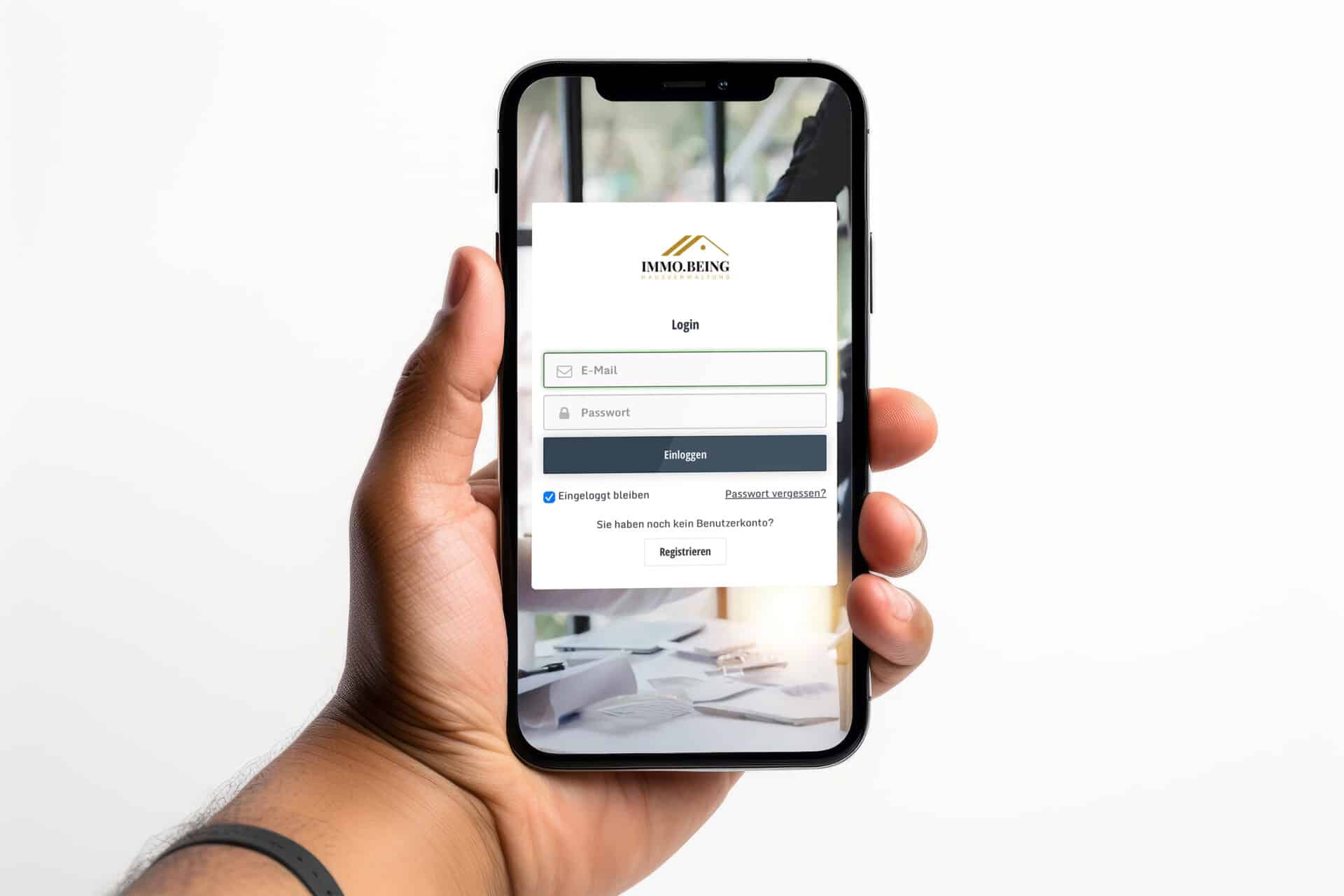 Mock-up einer Login Seite für das Immo.Being Kundenportal, schwarzes Smartphone in der Hand eines Mannes